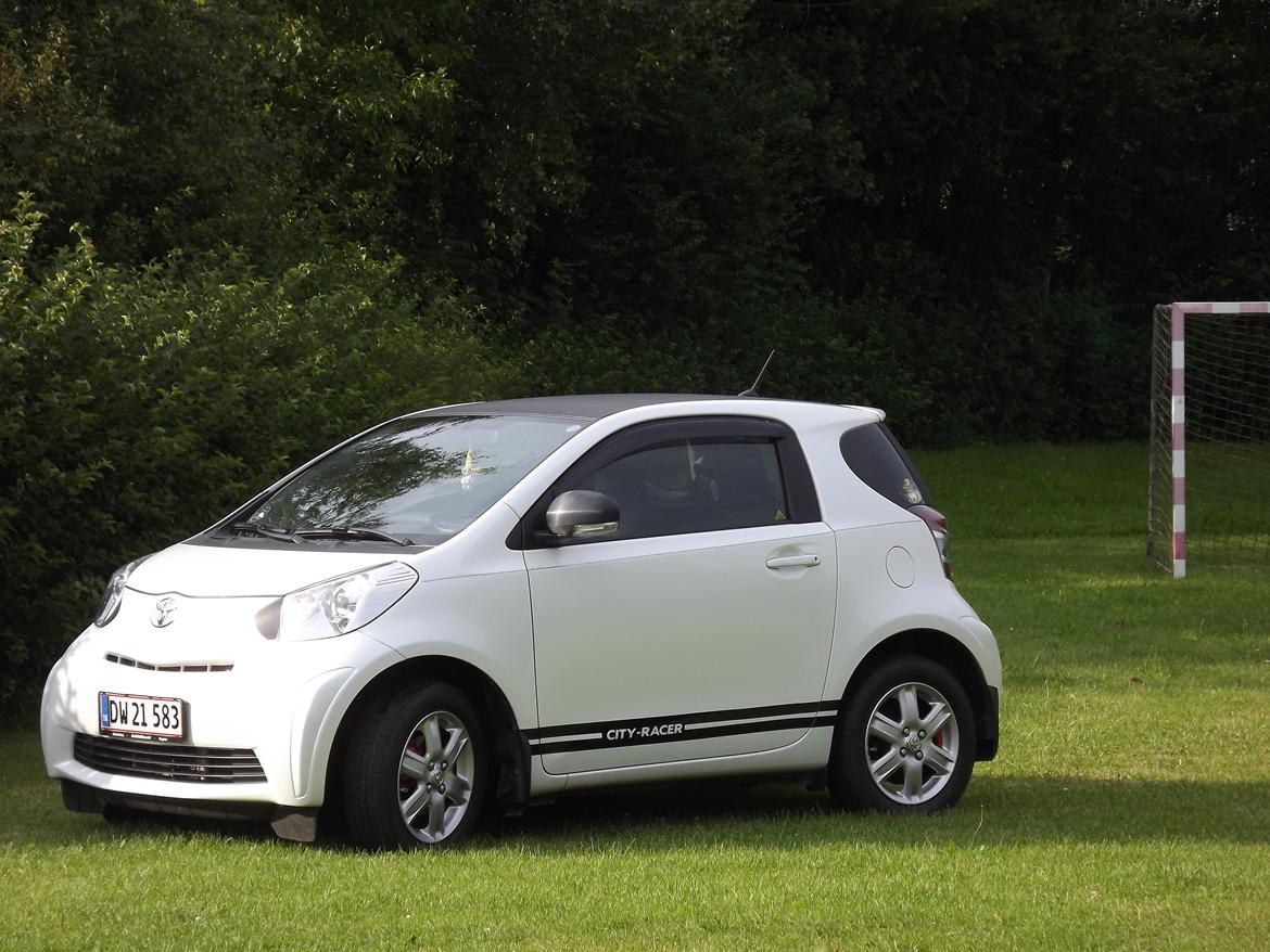 Toyota IQ - 1,4D-4D - Q2. SOLGT - micro muscle car billede 2