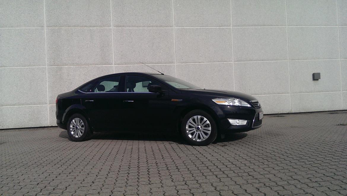 Ford Mondeo 2,0 Ghia 4d billede 2