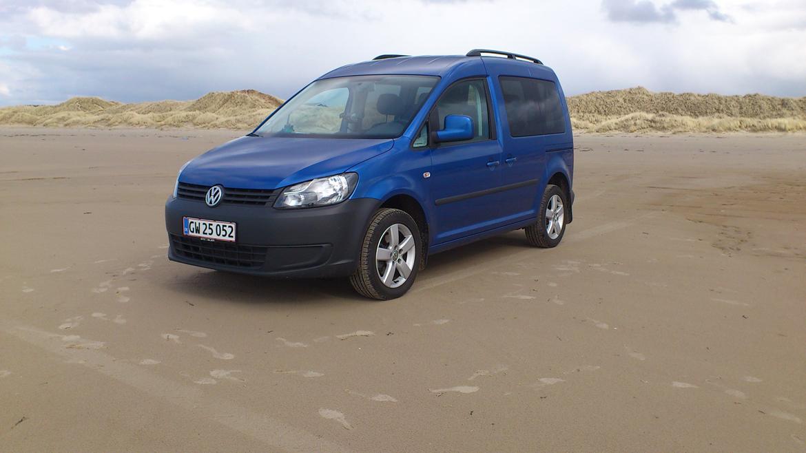 VW Caddy - ved vandet, på sommerhjul. billede 1