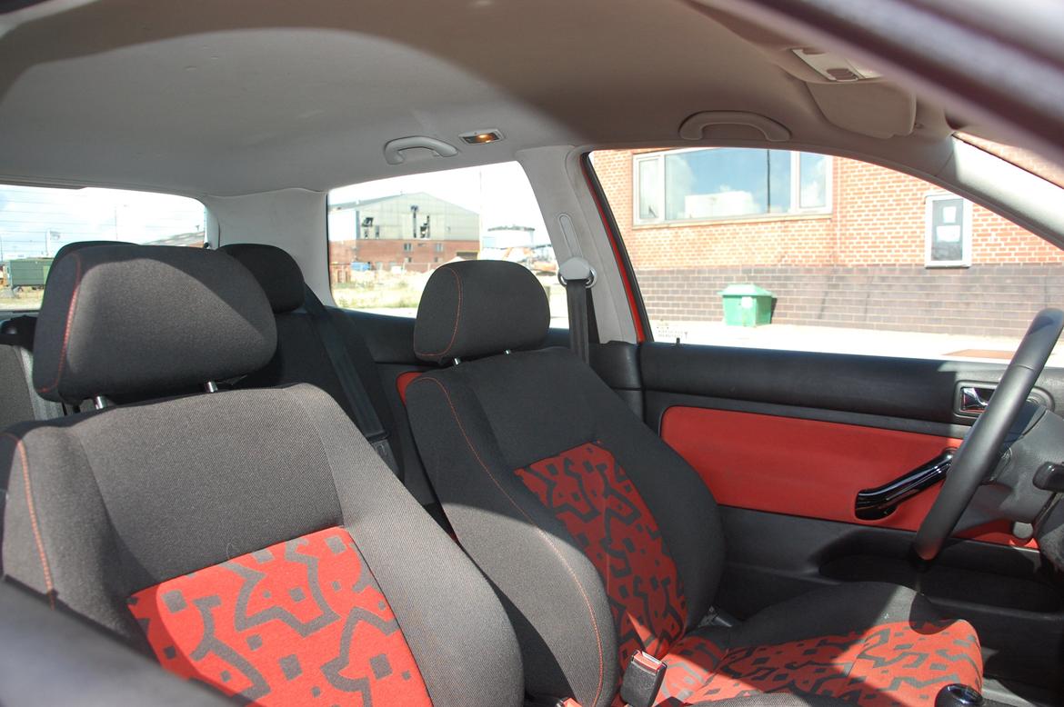 VW Golf 4 - Sæder og dørsider har samme farve som bilen. Meget velholdt kabine! billede 13