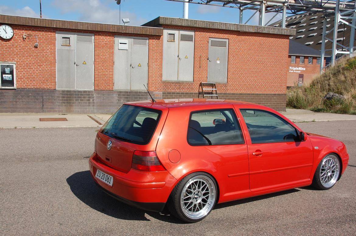 VW Golf 4 - Farven er svær at fange, men her ses det lidt hvordan den spiller billede 1