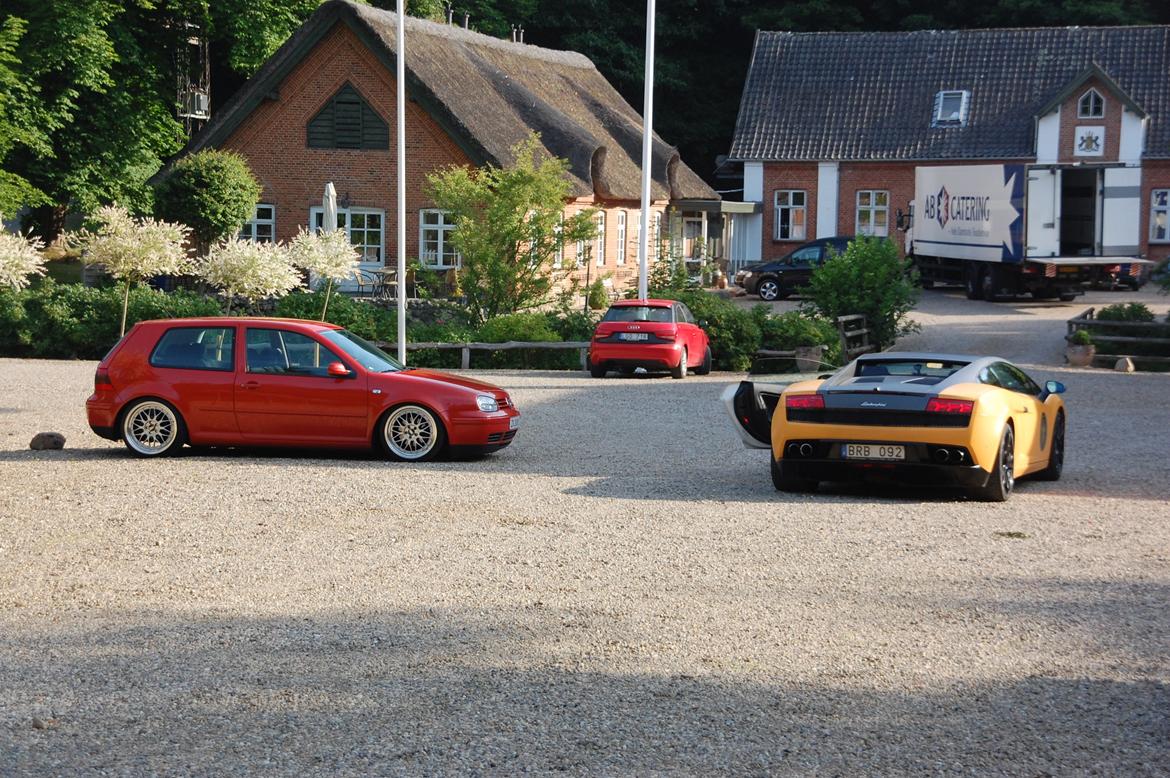 VW Golf 4 - Golfen ved siden af en fin Lambogihini jeg var ude at prøve. Kæft en oplevelse! billede 16