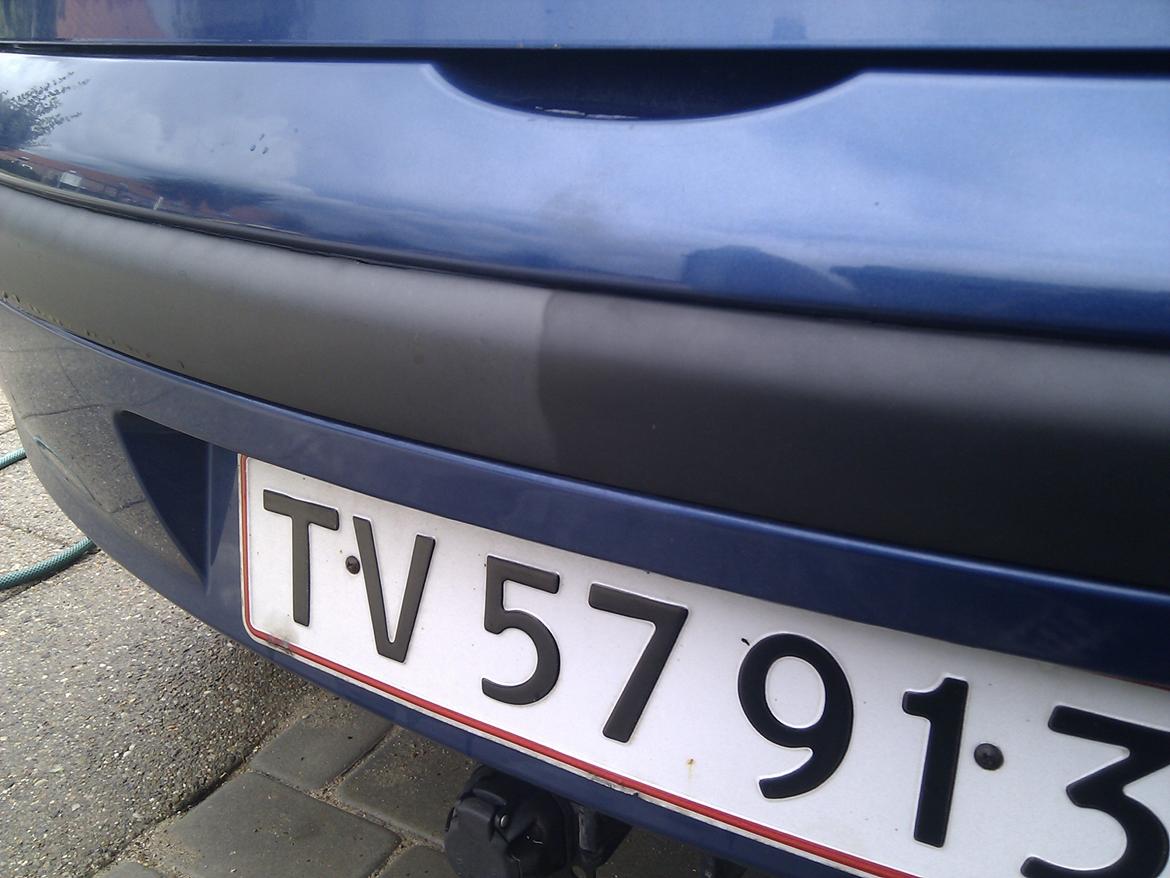 Fiat Punto - Opfriskning af plastik på kofanger billede 2