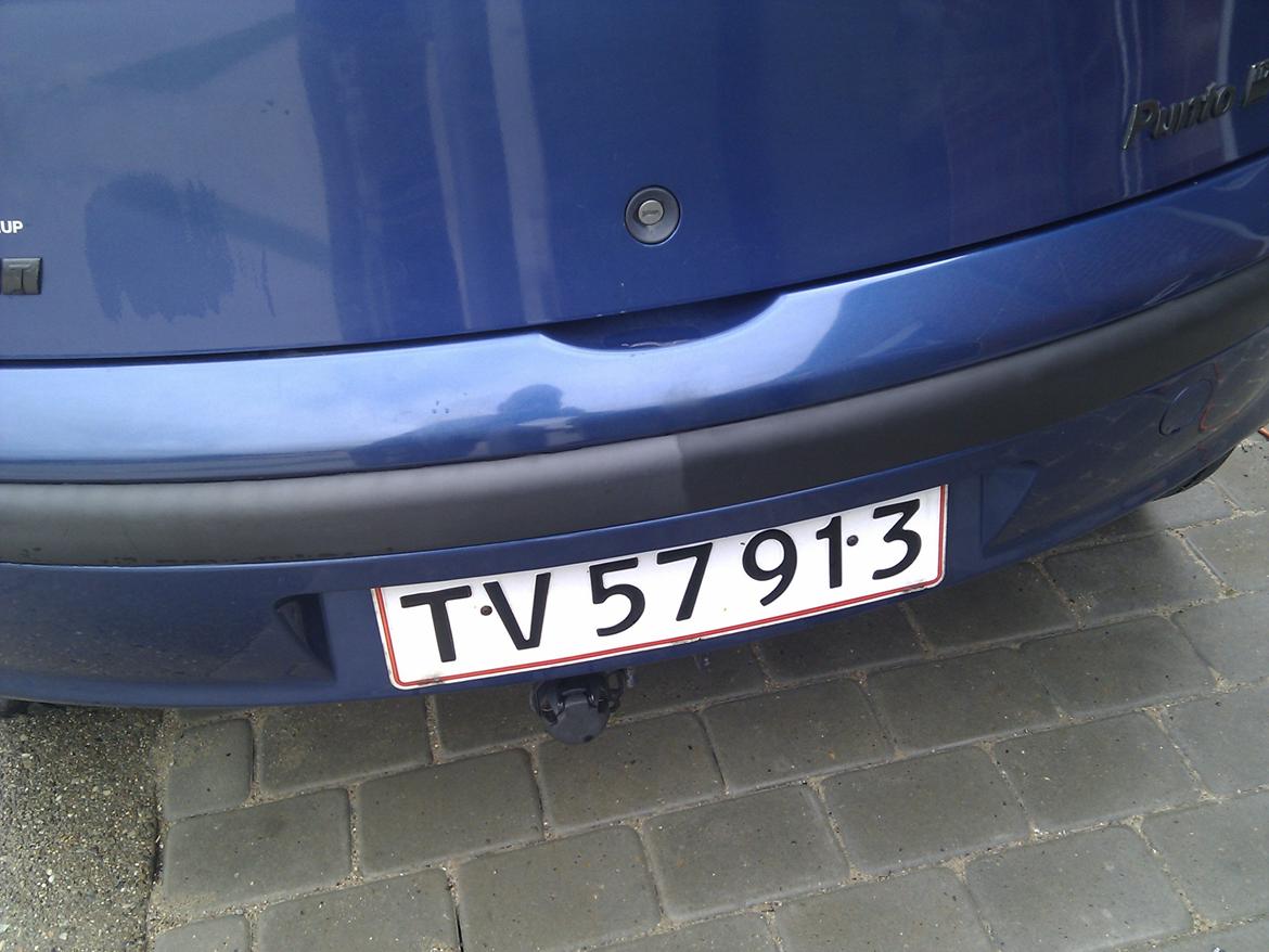 Fiat Punto - Opfriskning af plastik på kofanger billede 3