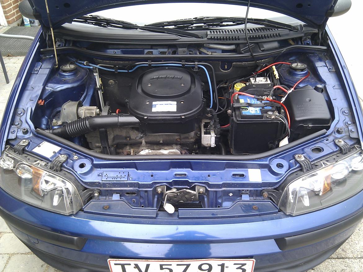 Fiat Punto - Motorrum rengjort med bremserens og silikone spray billede 5