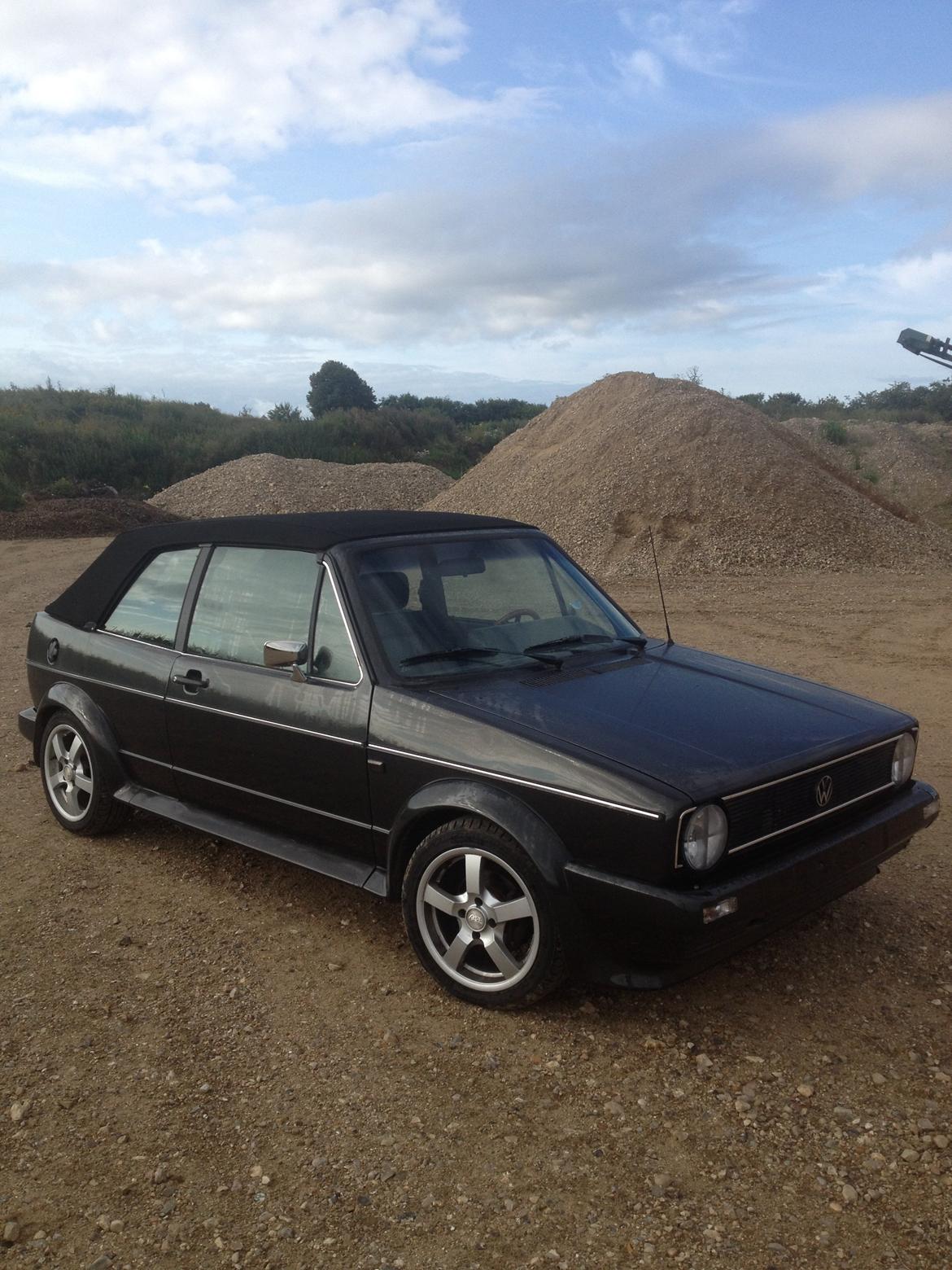VW Golf 1 cabriolet - Den ser lidt fesen ud med de fælg. billede 4