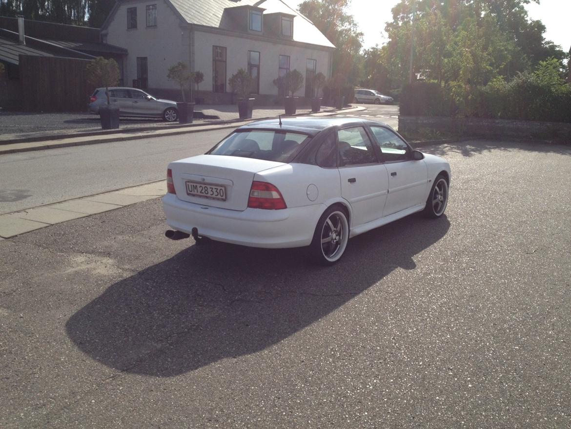 Opel Vectra b 1.8 16V Comfort - Nu! - Standart bagkofanger - hele bagenden er i hvid carbon folie. billede 4