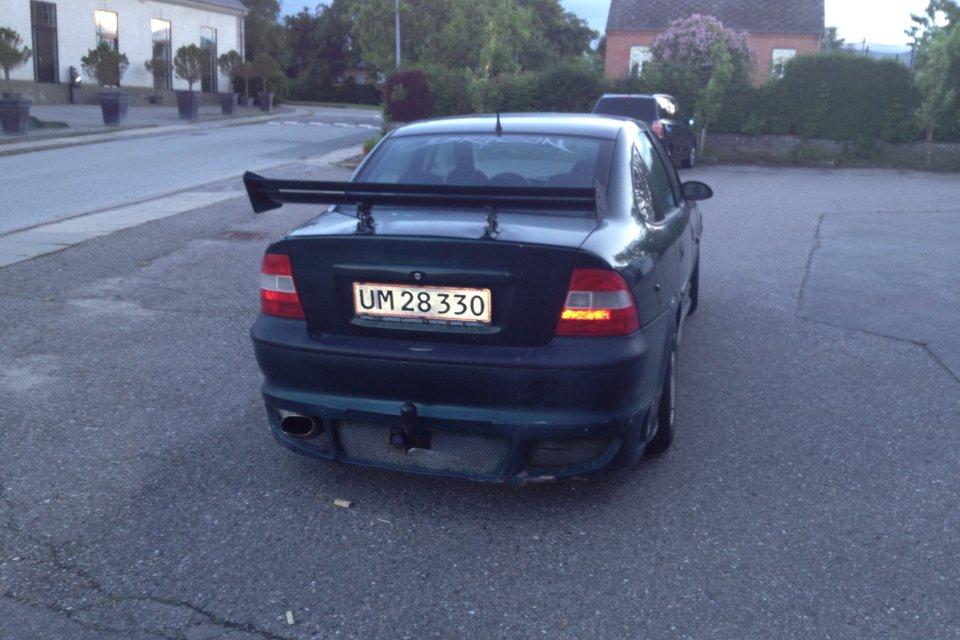 Opel Vectra b 1.8 16V Comfort - lige købt - smadret bagkofanger som ikke matchede bil mærket - og universal spoiler - meget grimt!!  billede 7