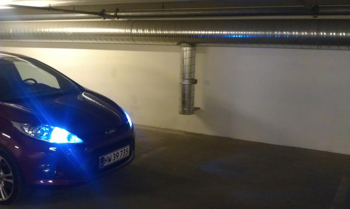 Ford Fiesta Titanium - 50W Cree LED positionslys.
De er meget blå på billedet. billede 14