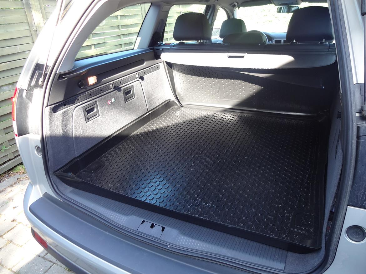 Opel Vectra C 2.0 Turbo Elegance II Wagon - Bagagerumsmåtte med høj kant og låge til bagsæderne. billede 12