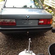 BMW E30 320i