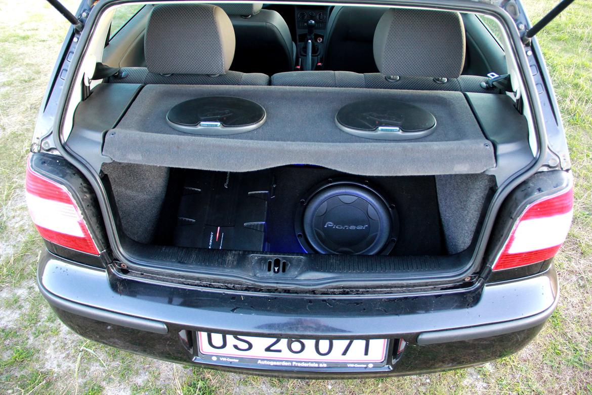 VW Polo 6n2 16V - Der er monteret blåt SMD bånd 2 forskellige steder i bagagerummet billede 6