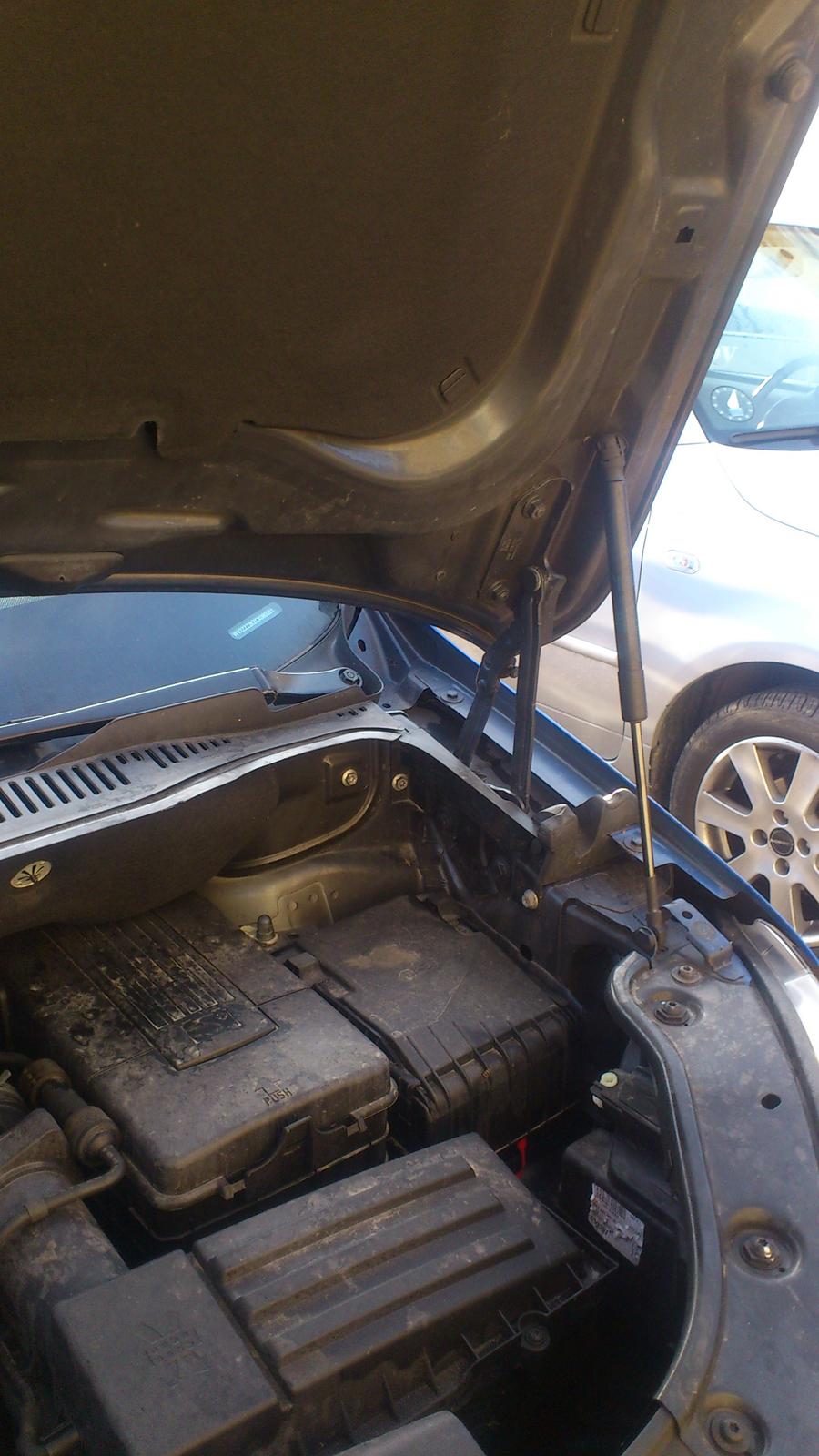 VW Caddy - Kan godt ske det er en billig blecontainer, men de har da ofret en gasdæmper på motorhjælmen, det kunne bmw jo lære noget af... ;-) billede 12