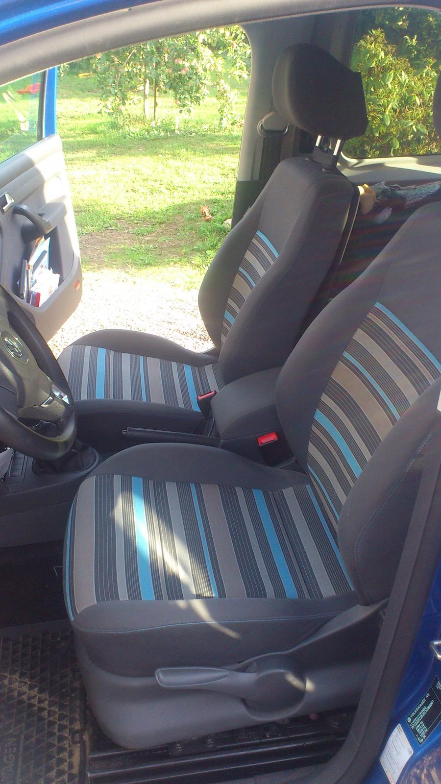 VW Caddy - Sæderne er ikke som i en std. trendline, dette er fam. pakken som vi synes passede godt til den blå lak, og sæderne har lidt mere kant, samt nappa-ryglæn med kortlommer! billede 16
