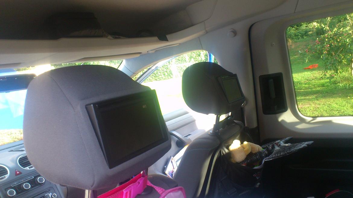 VW Caddy - Original nakkestøtter med eftermont. 7' skærme til ungerne! billede 17