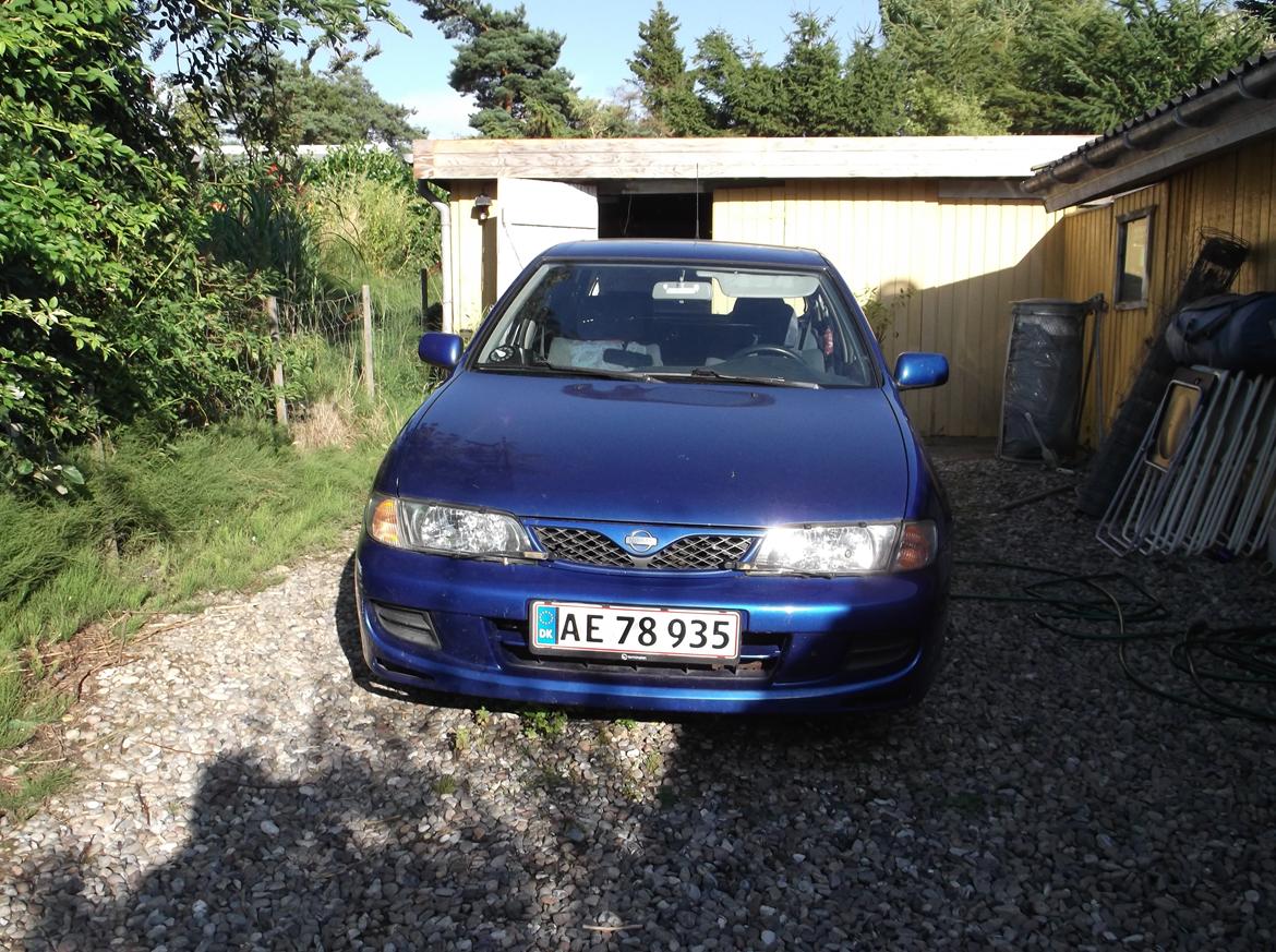 Nissan Almera 1,4 S Solgt :'( <3  - Min fine bil i vores indkørsel :) billede 1