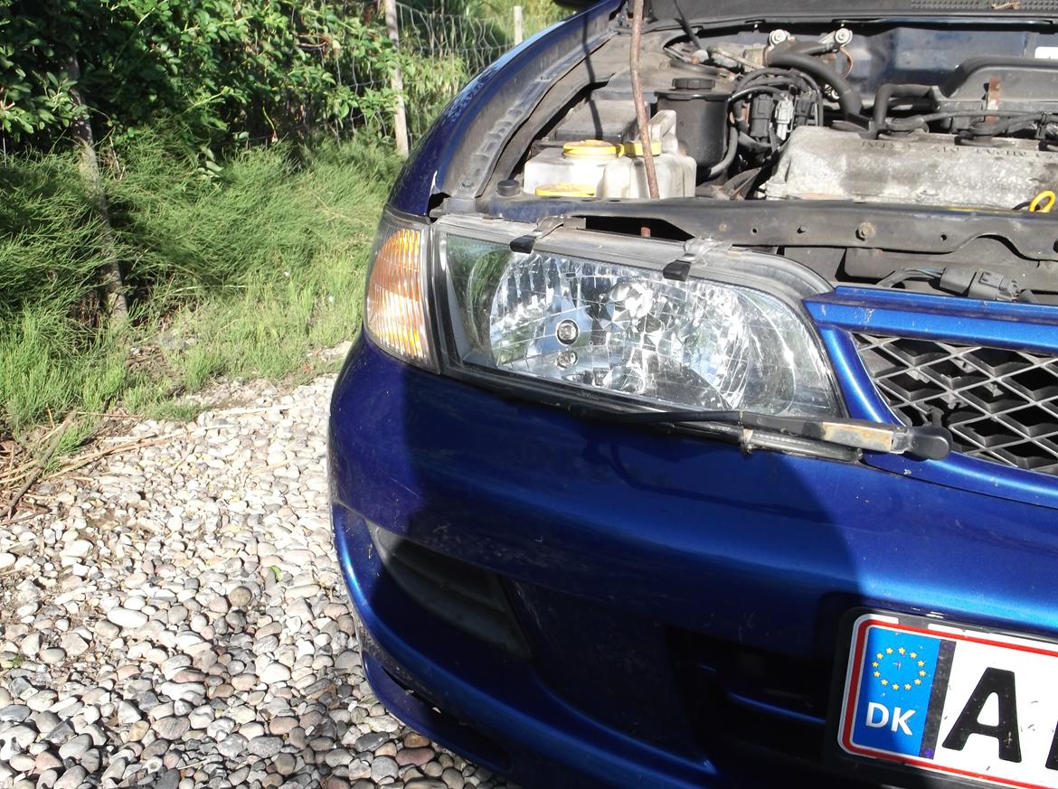 Nissan Almera 1,4 S Solgt :'( <3  - Den ene forlygte med vasker ;) billede 7