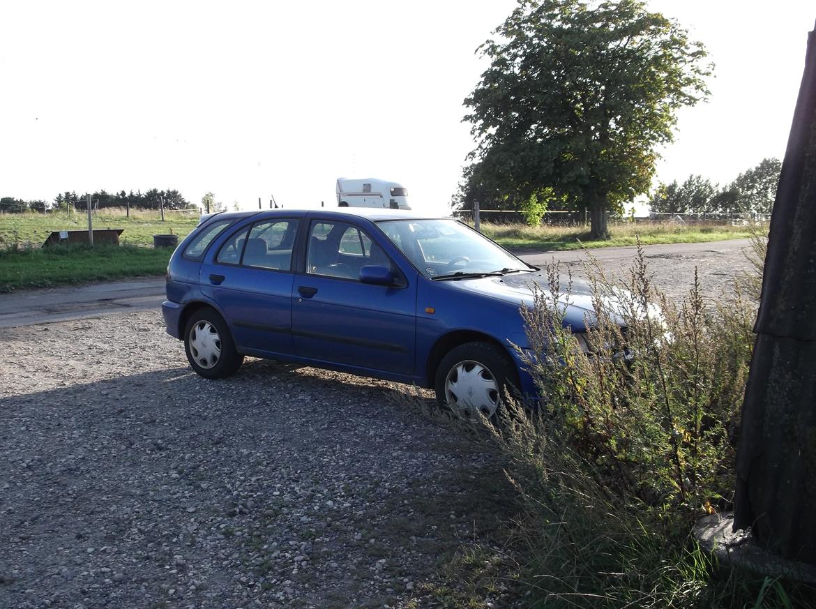 Nissan Almera 1,4 S Solgt :'( <3  - Gemmer sig lidt bag blomsten :P billede 18
