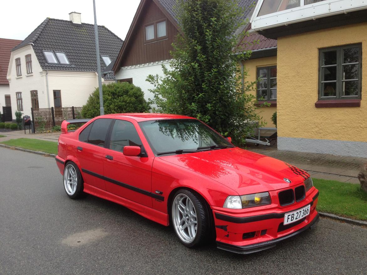 BMW E36 318is 2.0 Class II M-tech Motorsport SOLGT - måtte flytte mig for en ambulance det kostede desvære lakken på forkonfangeren  billede 10