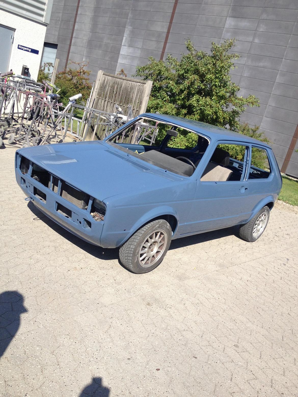 VW Golf MK1 - Så fik den ny original farve. Monacoblau billede 12