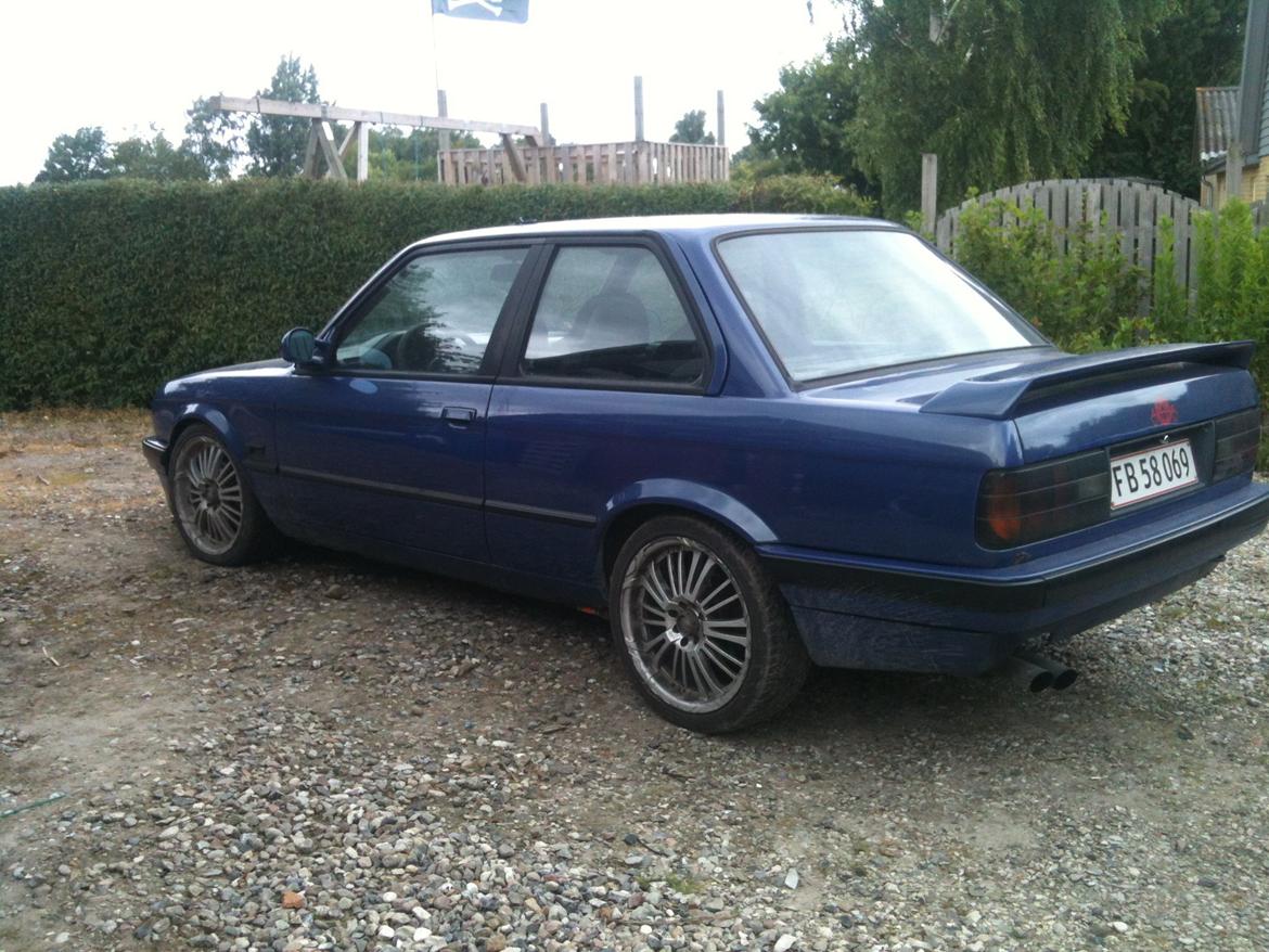 BMW E30 320i/325i billede 2