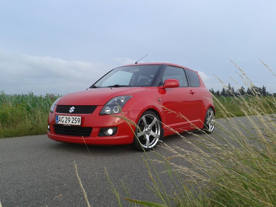 Suzuki Swift GL-A (Totalskadet) - Nyt billede fra i år.:) efter der er kommet ny frontkofanger, sideskærm og kølerhjelm, efter et styrt i vinters.:( billede 1