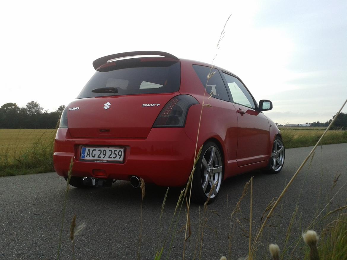 Suzuki Swift GL-A (Totalskadet) - Her er der lige et billede fra d. 28/7-13, hvor jeg har fået helt nye aludrenge, mangen til de gamle.:) billede 3