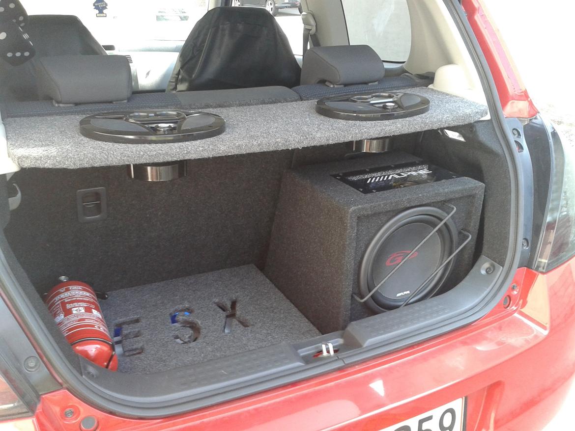 Suzuki Swift GL-A (Totalskadet) - Med den nye subwoofer! Spiller noget mere rent;)  billede 4