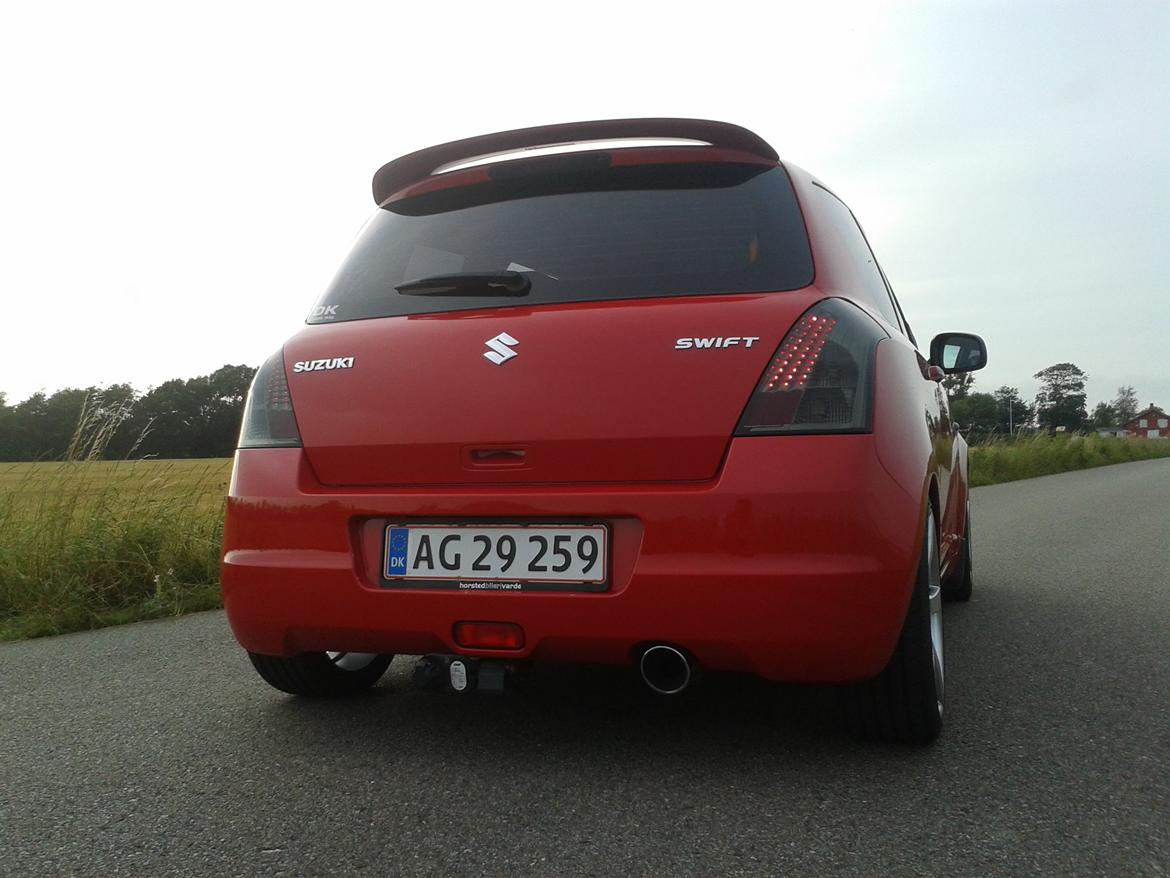 Suzuki Swift GL-A (Totalskadet) - Lyder godt med Supersprint bagpotte + mellemrør. Bruum Bruum!!:) Med den nye tagspoile og alufælge! billede 7