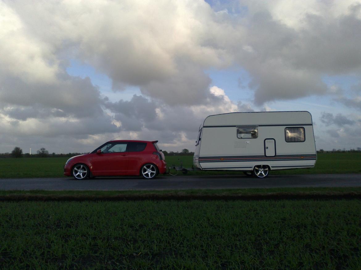 Suzuki Swift GL-A (Totalskadet) - Sammen med min campingvogn! 
Matcher godt sammen.;)  billede 19