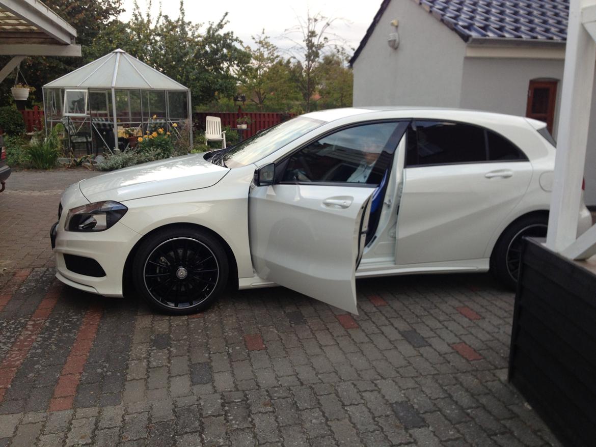 Mercedes Benz A180 CDI - Min kære mor skulle selvfølgelig prøve den, da jeg kom med den :) billede 1