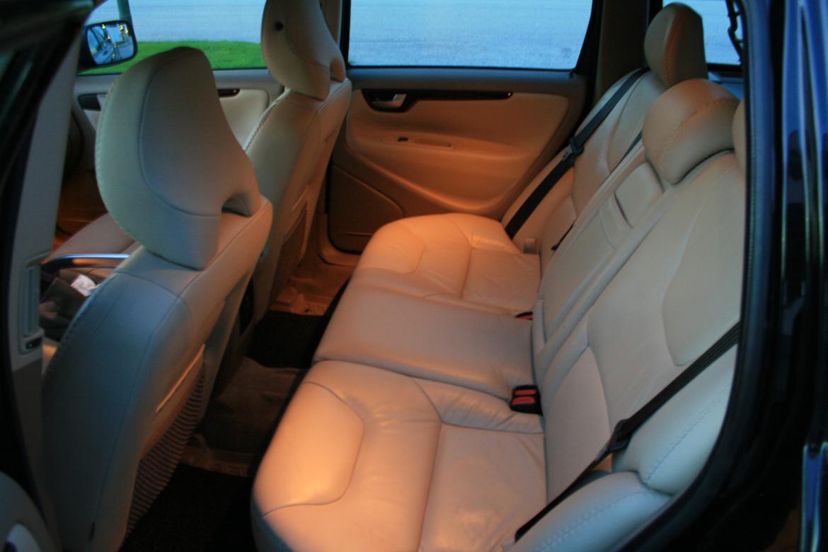 Volvo XC70 2.5T AWD - Jeps, også heromme sidder man godt! Fuld læder giver bare en helt anden bil! :-) billede 10