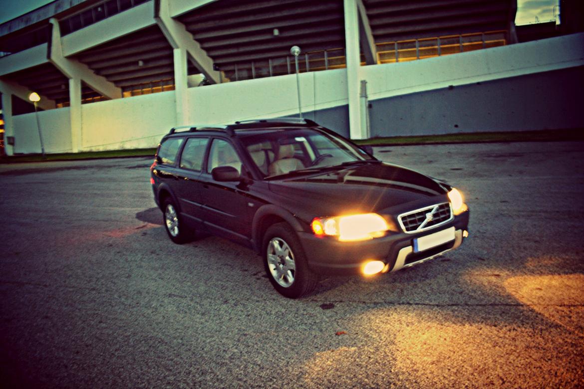 Volvo XC70 2.5T AWD - Tåbelygterne bruger jeg altså kun ved billeder og i tåge, I swear! :-) billede 7