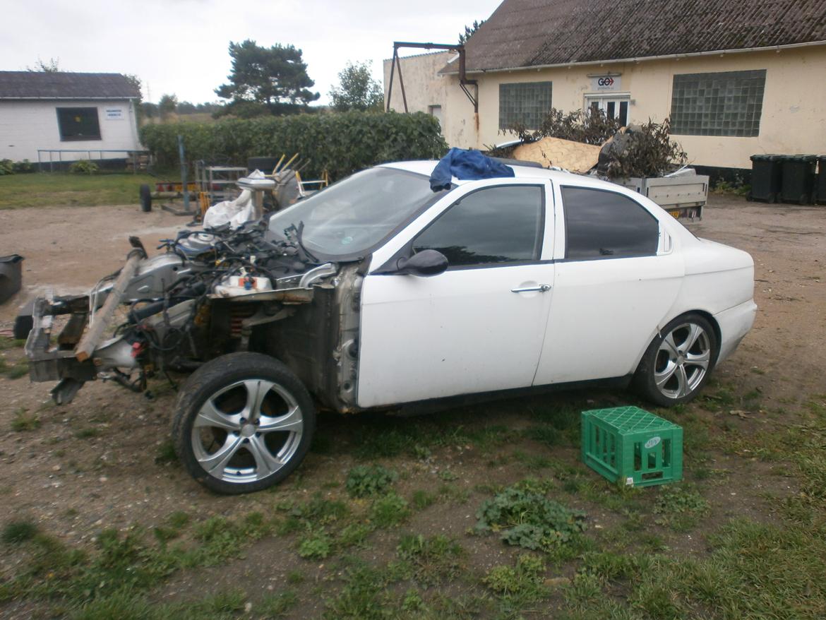 Alfa Romeo 156 2.0 TS - Her er så en af donor-Alfa´erne, som skal hjælpe med til at bygge en fin bil i sidste ende billede 5
