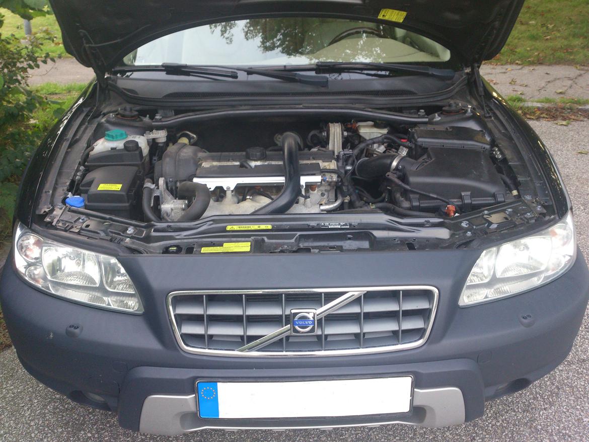 Volvo XC70 2.5T AWD - Ikke ligefrem det reneste motorrum, men det kan heldigvis vaskes ;-) billede 20