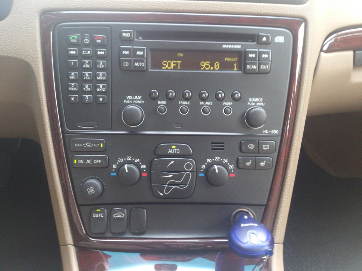 Volvo XC70 2.5T AWD - Radio med telefon. Den skal helt sikkert udskiftes med en med navigation. billede 16