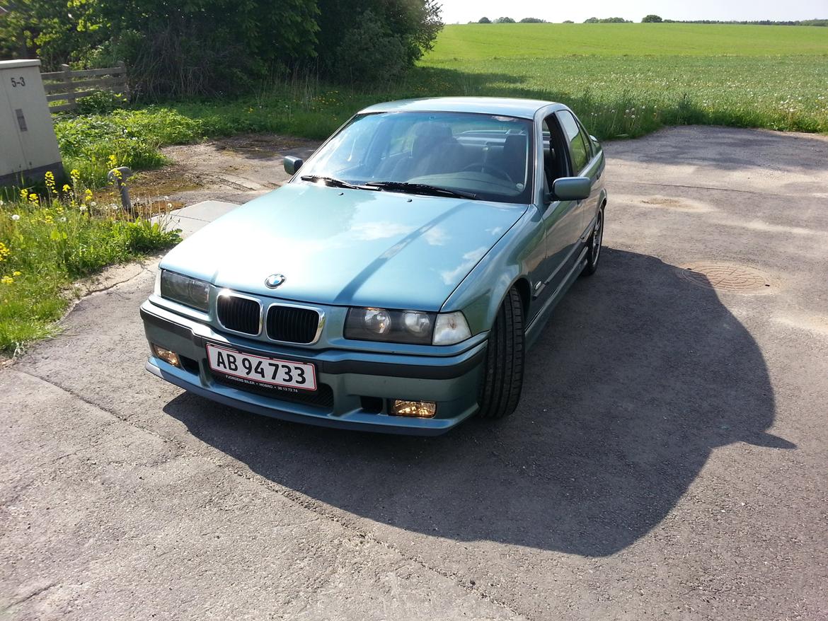 BMW E36 323i "SOLGT" - Sådan står den idag :) billede 1