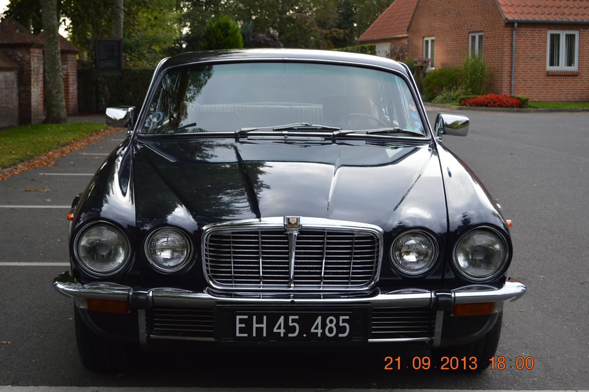 Jaguar XJ 3,4 L - At kofangeren blev hævet til over blinklys er en detalje, der giver et helt andet indtryk ift. serie I billede 2