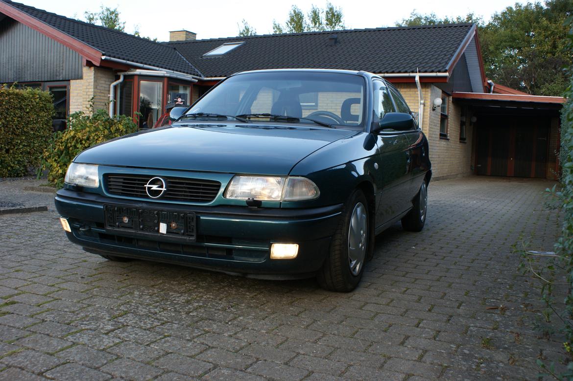 Opel Astra F Sedan billede 1