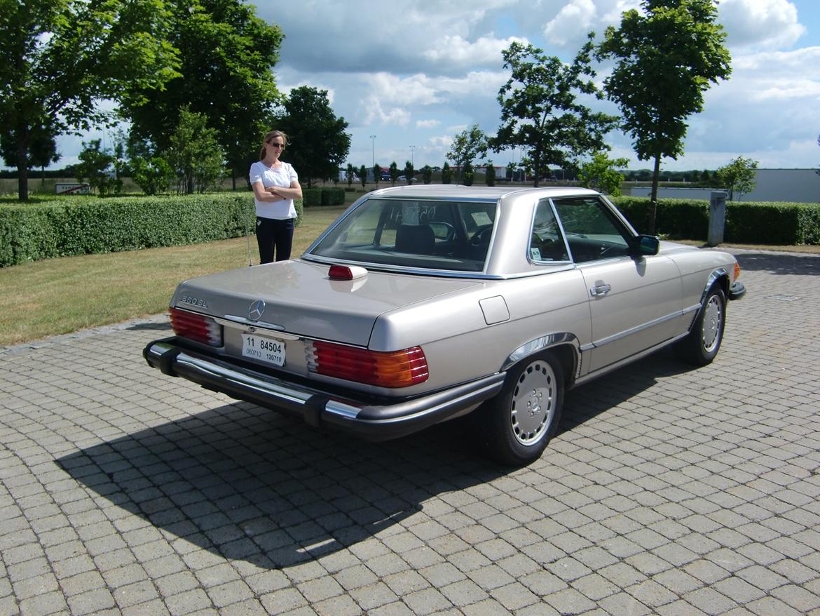 Mercedes Benz 560 SL - Taulov logistik plads juli 2010 - bilen er netop kommet hjem fra USA. Meget spændende øjeblik, da bilen blev købt på telefonen og 9 billeder.  billede 18