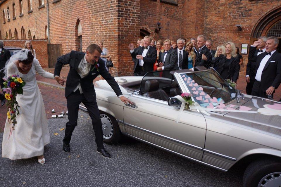 Mercedes Benz 560 SL - Brugt som bryllupsbil til min gode ven Jans bryllup. Han havde selv en 500 SL for mange år siden, så det var selvfølgelig oplagt at bruge den til lejligheden.  billede 19