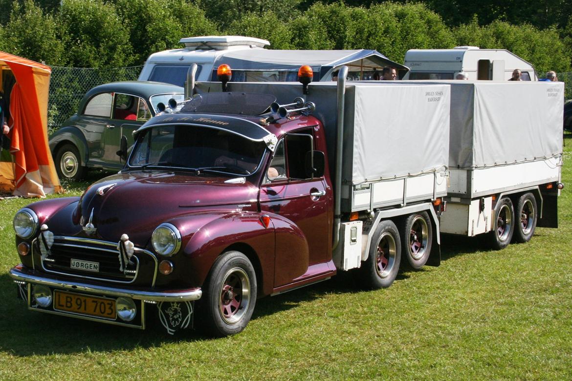 Austin-Morris Minor 1000 Pick-up. Mr Ti hunne. - SE VENLIGST ALLE BILLEDER
ENESTE MORRIS 1000 MED KÆRRE.
JEG HAR SELV STÅET FOR OPBYGNING AF DEN.
Trailer er indrettet med seng,garderobe, diodelys, rustik loft billede 1