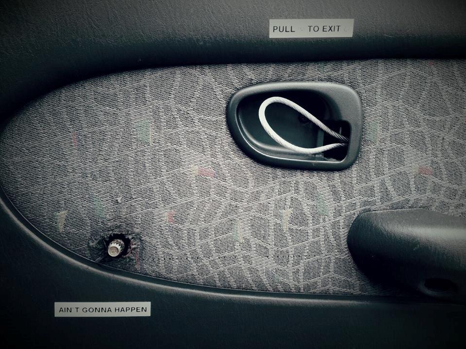 Hyundai Accent *Stickerbombed* - Når vindueshejset går i stykker og håndtaget knækker! billede 16