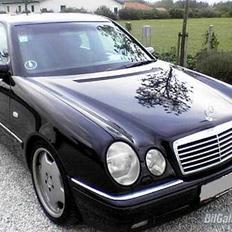 Mercedes Benz E300 TD (SOLGT)