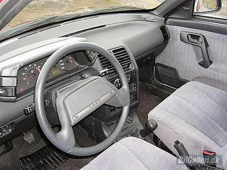 Lada 111 1,5 GTE 16V - Det kan sees fremfor alt på interiøret at bilen er tegnet for 15 år siden. billede 6