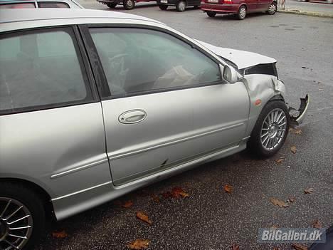 Mitsubishi Colt Glxi - Og kører ind fra højre side bane ind på venstre og fejer mig af vejen billede 10