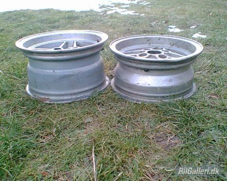 Ford capri 2.3/2.8i  - til højer: 6" ford rs fælg til venstre: ford rs fælg 7.5" vil gerne have sådan nogle igen :-) billede 13