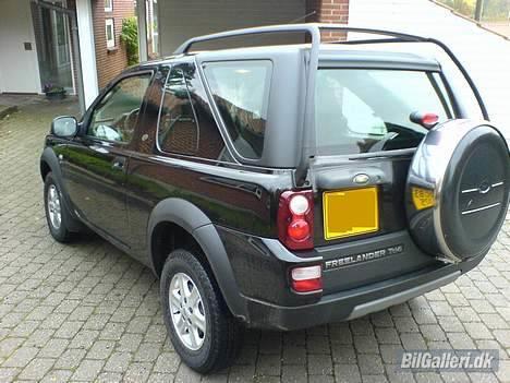 Land Rover Freelander S Aut. - Bagenden, den er ikke så heldig, bøjlerne bliver taget af snarest. billede 5