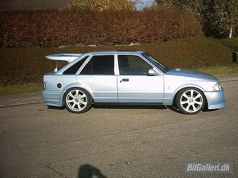 Ford Escort RS turbo - Her er der kommet lidt små ændringer sænket 60/60 17" fælge og ændrede skørter.. billede 9