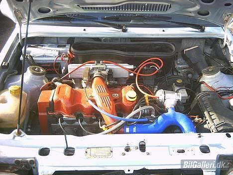 Ford Escort RS turbo - Ja det er så motorrummet... der måtte jo en rs turbo motor i :P kører rigtigt fint.. (der var ik røde samco slanger på lager da jeg sku ha dem) Og lækker blow off lyd billede 11